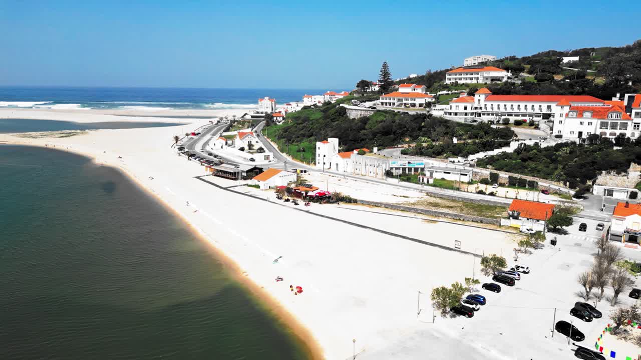 Veduta aerea di una spiaggia panoramica a Foz do Arelho, Portogallo, in una giornata di sole.