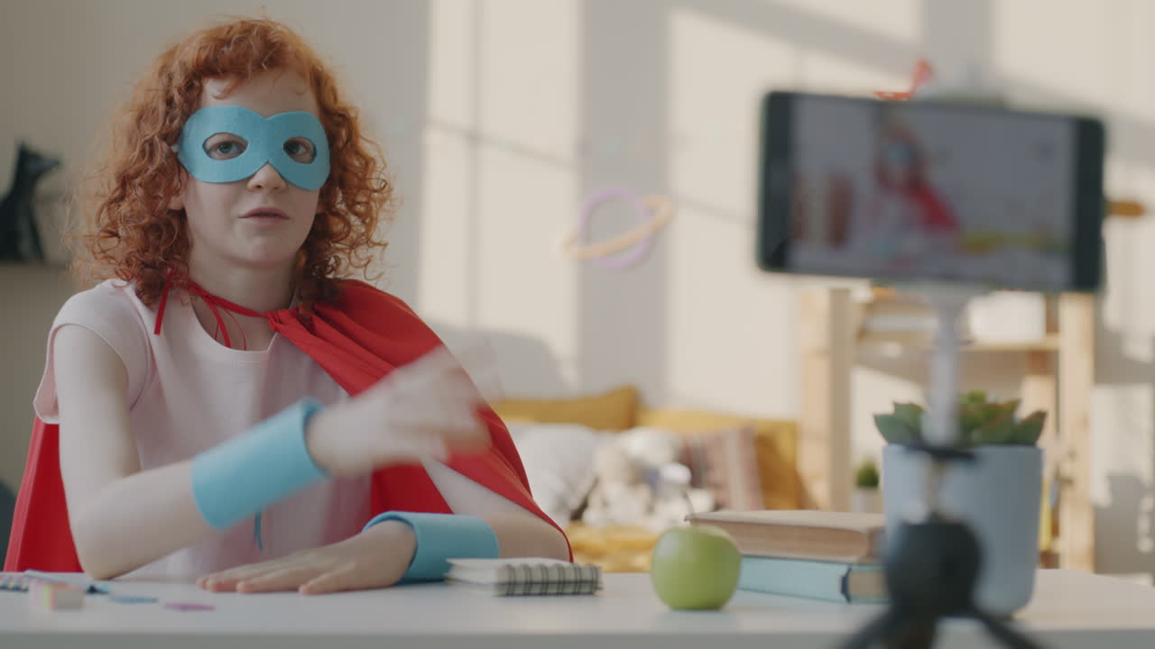 Jovem Menina Super-heroína Fazendo Vlog de Casa