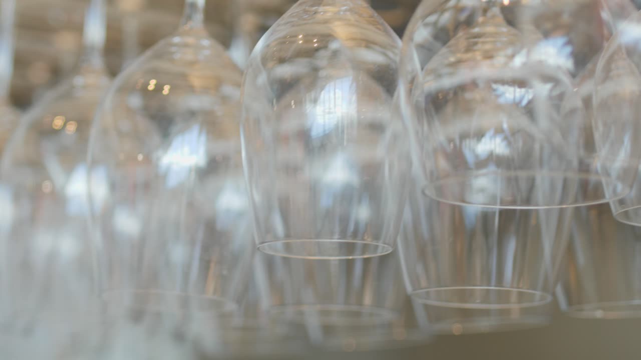 바에 걸려있는 샴페인 잔