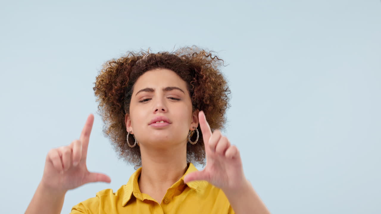 feliz, cámara de dedo y cara de mujer en un estudio