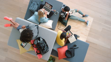 Universität,-Bildung-Und-Studium-Mit-Studenten