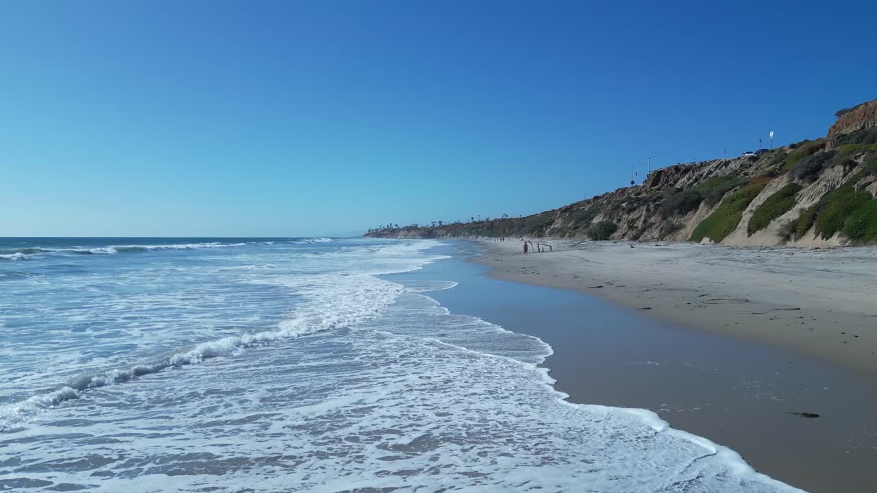 Droneflyvning over havbølger på en smuk solskinsdag i Carlsbad, Californien