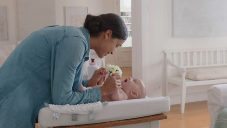 Madre-Feliz-Besando-Suavemente-Al-Bebé-Disfrutando-De-Una-Madre-Amorosa-Cuidando-Juguetonamente-Al-Niño-En-La-Mesa-Para-Cambiar-Pañales-En-Casa-Compartiendo-Conexión-Con-Su-Hijo-Recién-Nacido-Cuidado-Infantil-Saludable