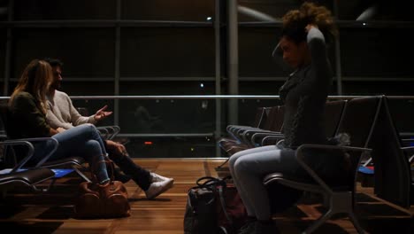 pasajeros que esperan en el área de espera 4k
