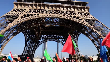 demonstration at the eiffel tower