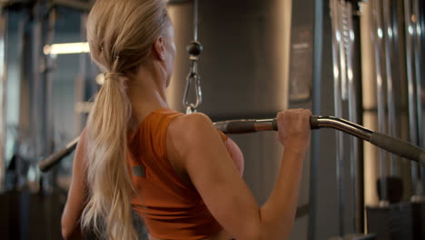 Mujer-Deportiva-Fuerte-Haciendo-Pulldown-En-El-Gimnasio.-Chica-En-Forma-Entrenando-En-El-Club-Deportivo.