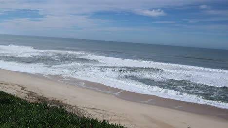 Breite-Aufnahme-Des-Beliebten-Portugiesischen-Surferstrandes-In-Nazare-Portugal