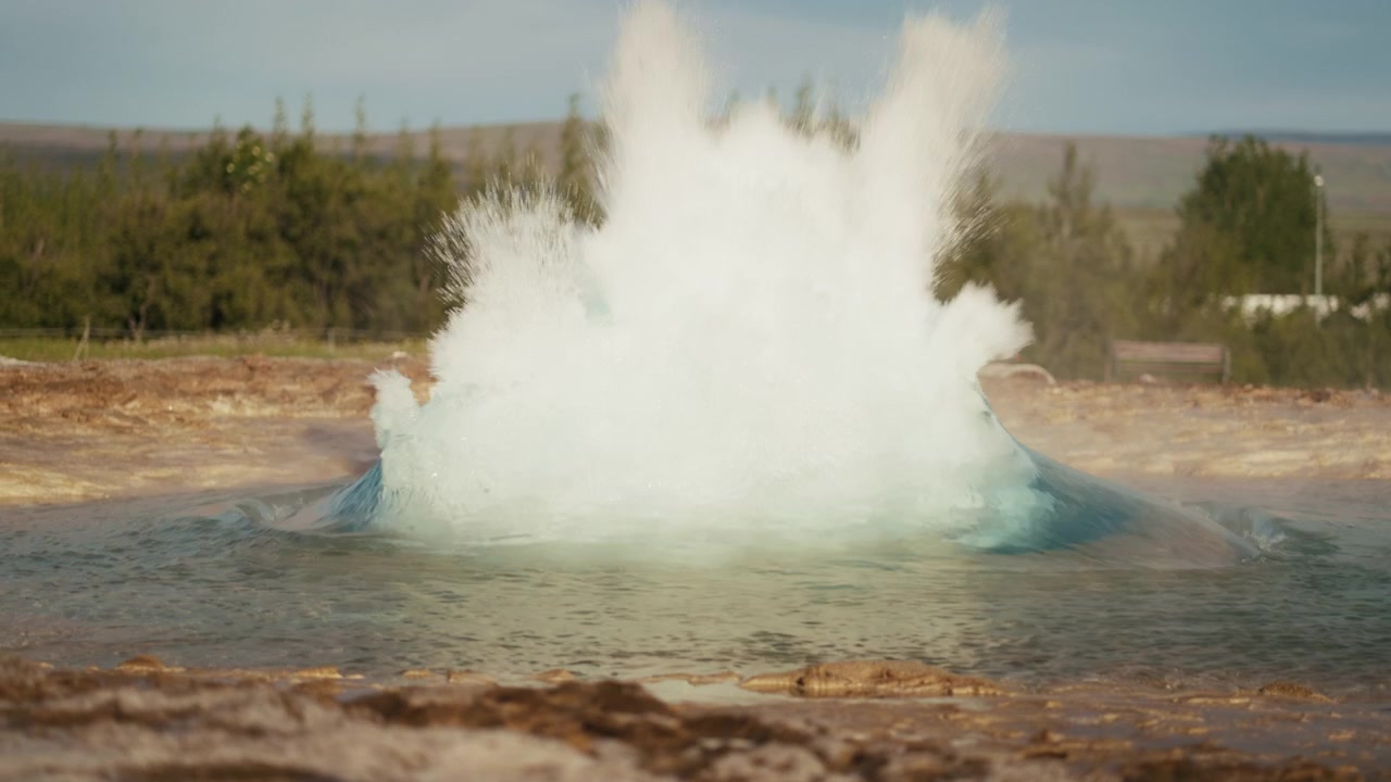 Hidastettu kuva Strokkur-geysiristä purkautumassa kuumilla lähteillä Islannissa.