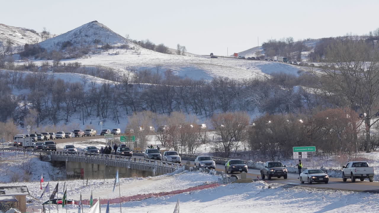 시위대는 스탠딩 록에 도착