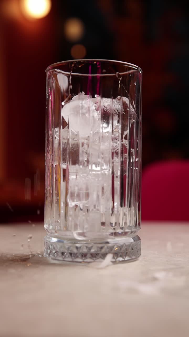 유리잔에 얼음을 부어 넣는 것