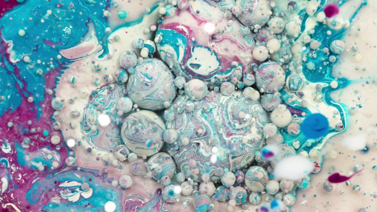 Vernice liquida colorata che esplode