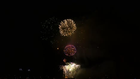 Grandes-Fuegos-Artificiales-Disparados-Sobre-Las-Aguas-A-Altas-Horas-De-La-Noche