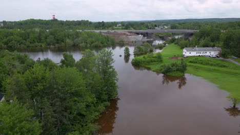 Puente-De-Carretera-Inundado-Sumergido-Bajo-El-Agua-Después-De-Una-Tormenta-De-Lluvia-Tropical-Desastre-Natural