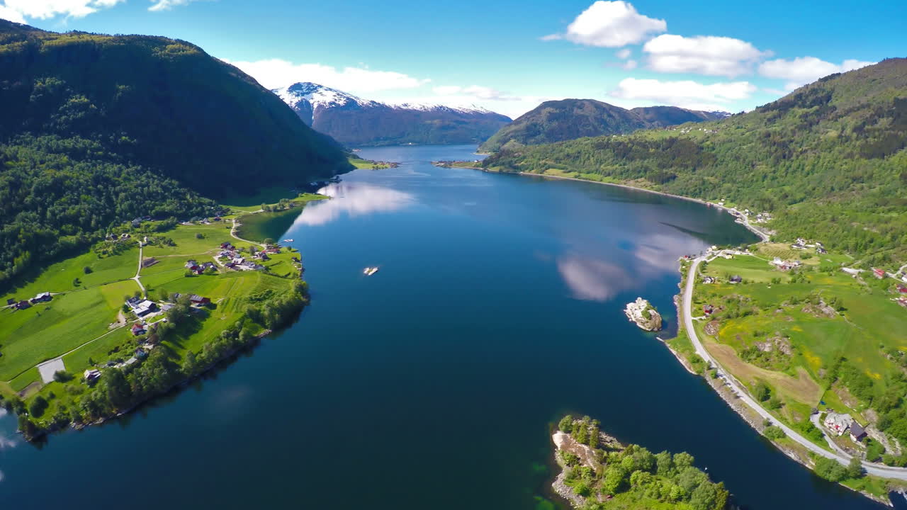 la hermosa naturaleza de noruega, volando sobre el fiordo de sogne.