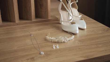 Beautiful-bride-shoes-and-wedding-jewelry---Western-Bridal-Jewelry-Sets