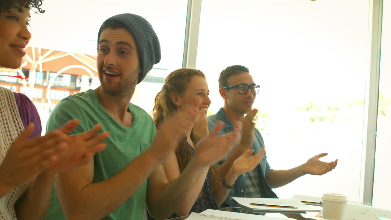 회의 도중 함께 박수를 치는 학생 들