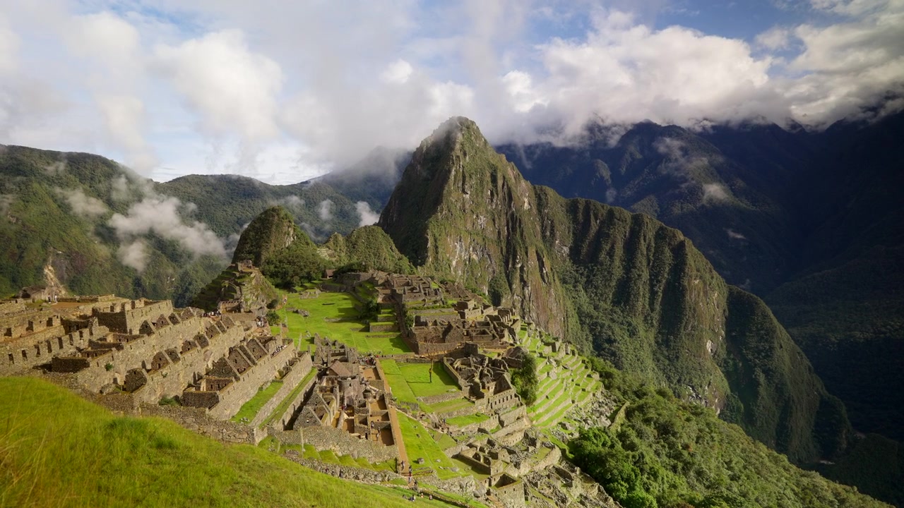 Vista impressionante da un punto panoramico su Machu Picchu, sito Patrimonio dell'Umanità UNESCO