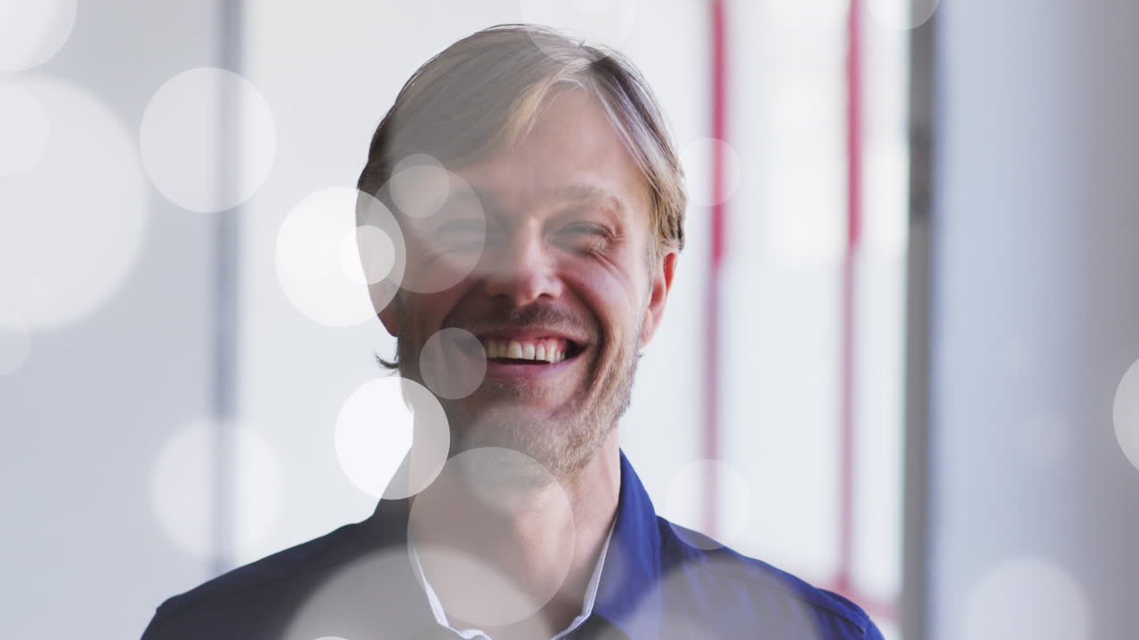 백인 남성의 미소 위에 빛의 반점의 애니메이션