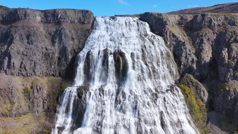 hermosa toma aérea de la cascada dynjandi en los fiordos del oeste de islandia