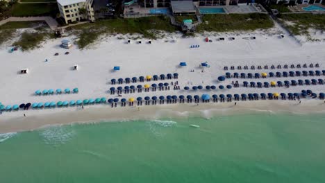 Destin-Florida-Luftaufnahme-Des-Resorthotels,-Stuhl,-Sonnenschirm,-Strandservice