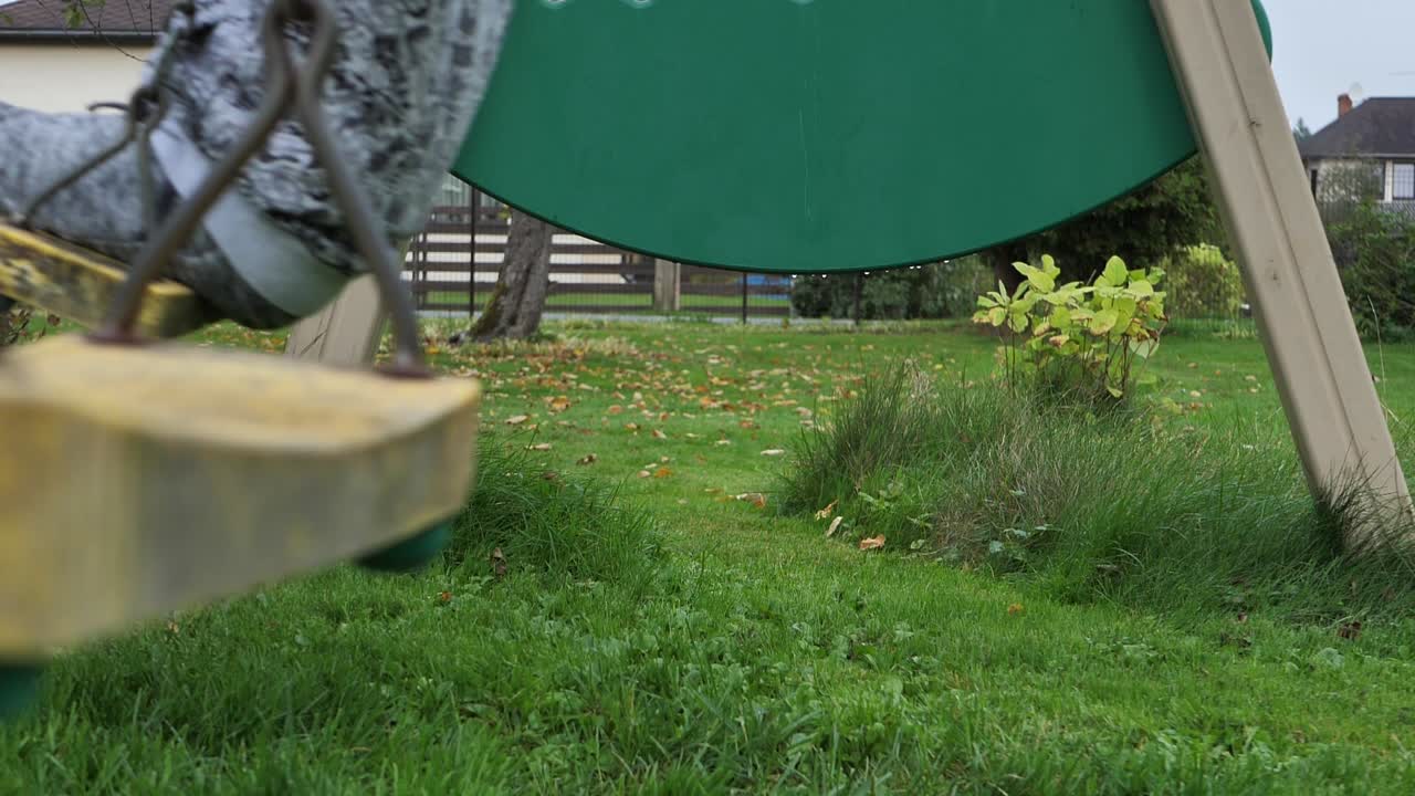 그네는 한 아이, 흐릿한 아이, 배경과 함께 움직입니다.