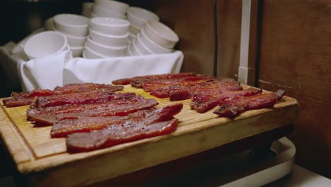 tiras de carne colocadas bajo el calentador en un restaurante brasileño