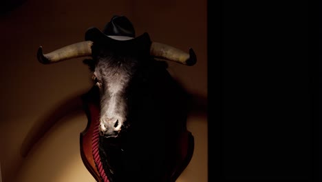 grande tête d'animal avec fourrure et cornes sur le mur comme trophée de chasse