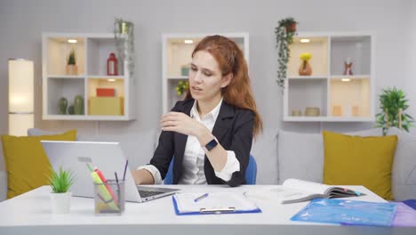 Mujer-Trabajadora-De-Oficina-En-Casa-Fallando.