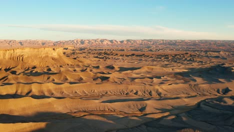 Utahs-Wüsten--Und-Berglandschaft,-Drohnenaufnahme-Mit-Parallaxe-Während-Der-Goldenen-Stunde