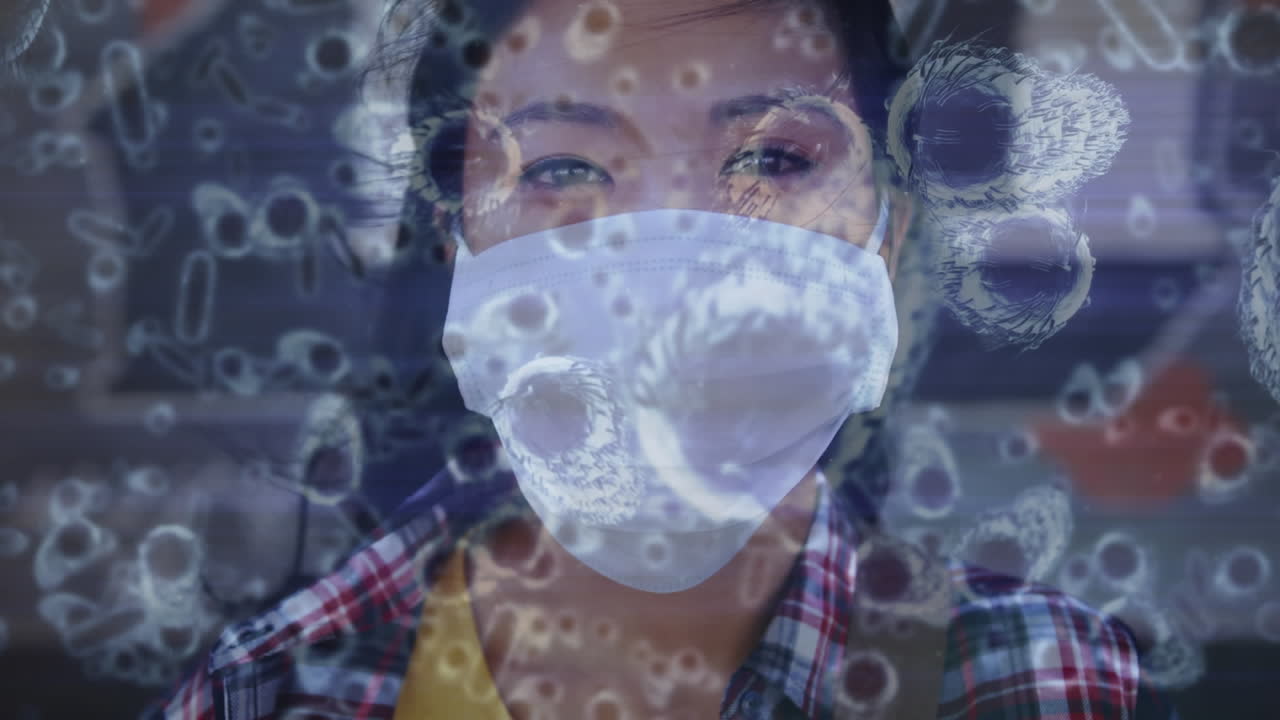 Animación de células de COVID-19 moviéndose sobre una mujer con mascarilla.