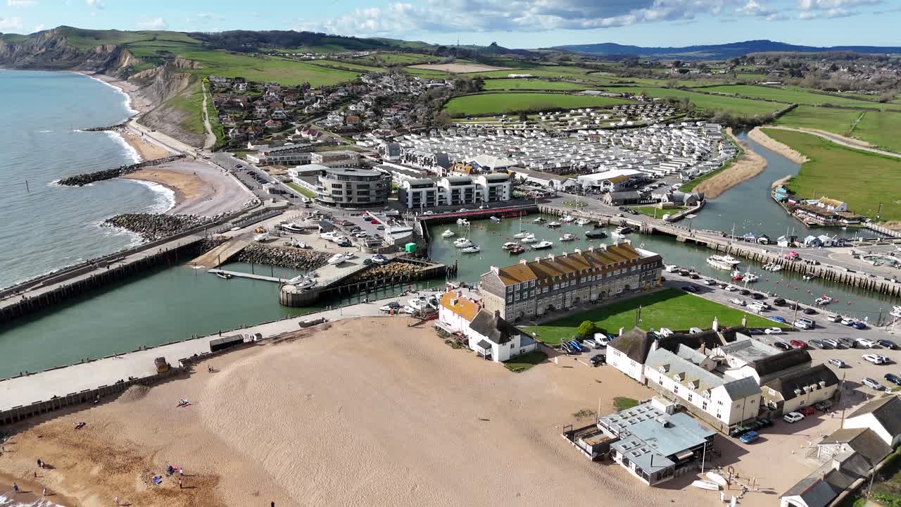Inquadratura aerea introduttiva del porto e della città di West Bay Dorset Regno Unito