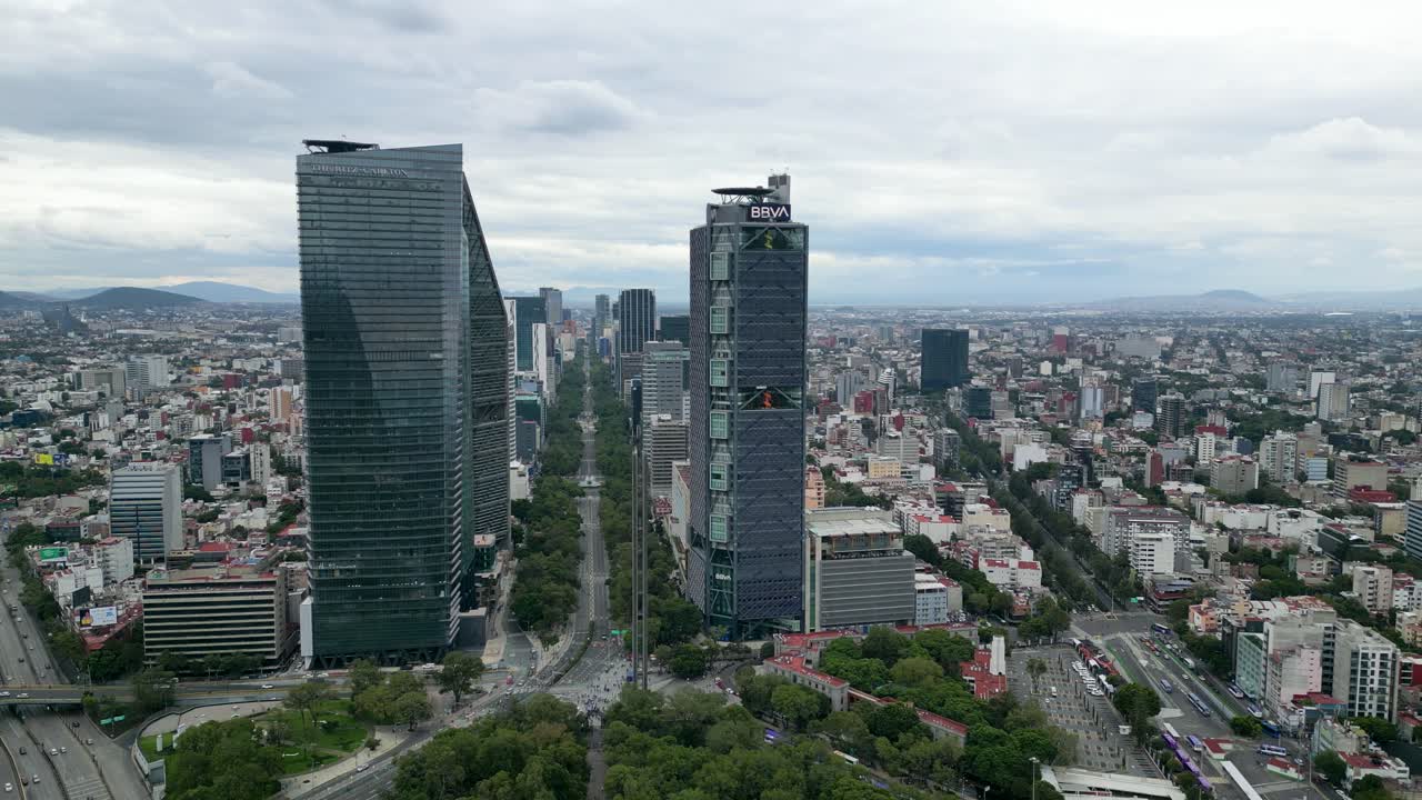 al desplazarse a la izquierda del paseo de la reforma distrito financiero, avenida con rascacielos en la ciudad de méxico, se puede ver la torre mayor, torre reforma, torre bbva, torre chapultepec uno, ciudad de méxico, méxico