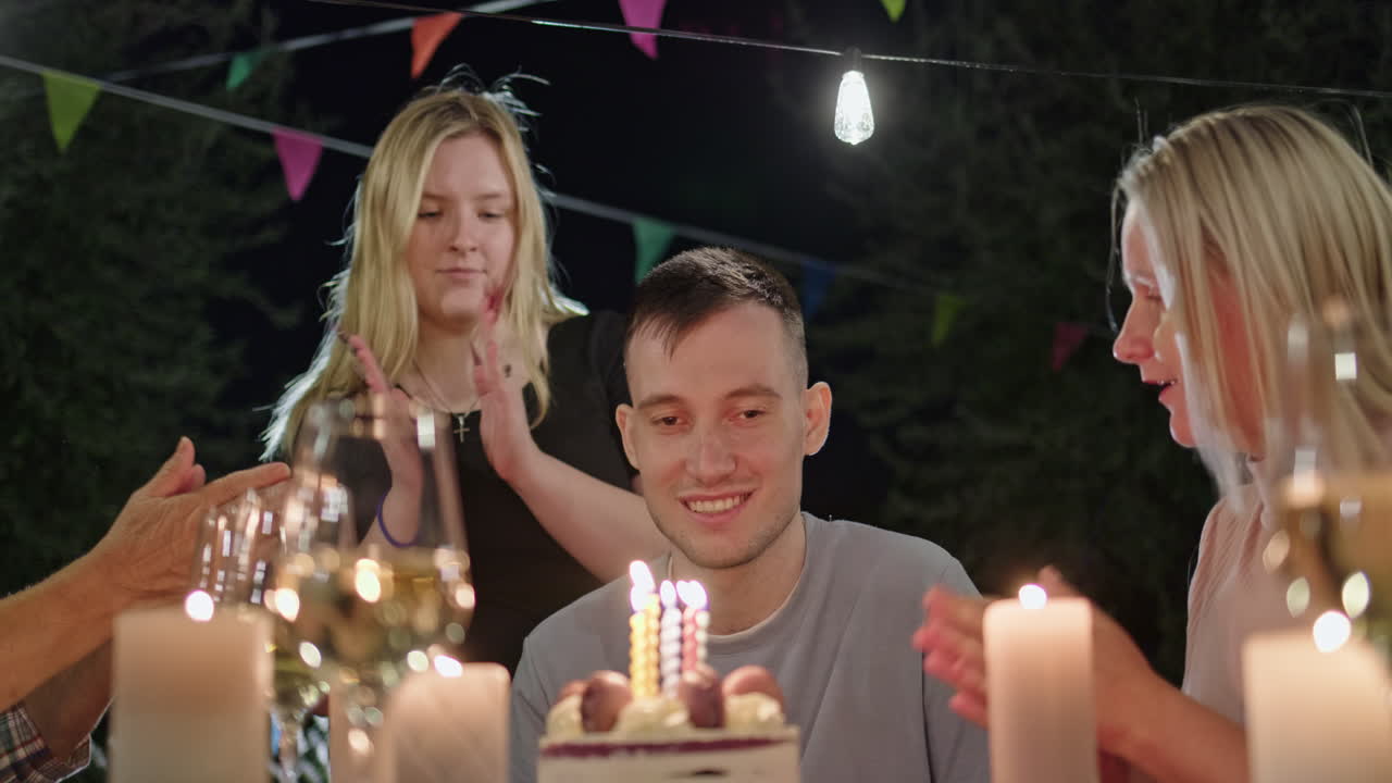 야외 파티 에서 생일 축하