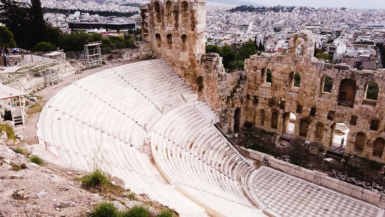 아크로폴리스 기슭에 위치한 herodes atticus의 odeon은 좌석과 건축물의 무빙샷으로