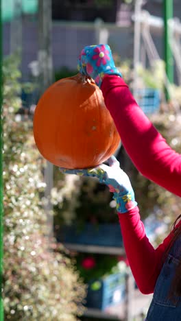 mujer con calabaza en el jardín