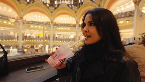 atractiva mujer turista dentro del elegante centro comercial de las galerías lafayette haussmann en parís, francia