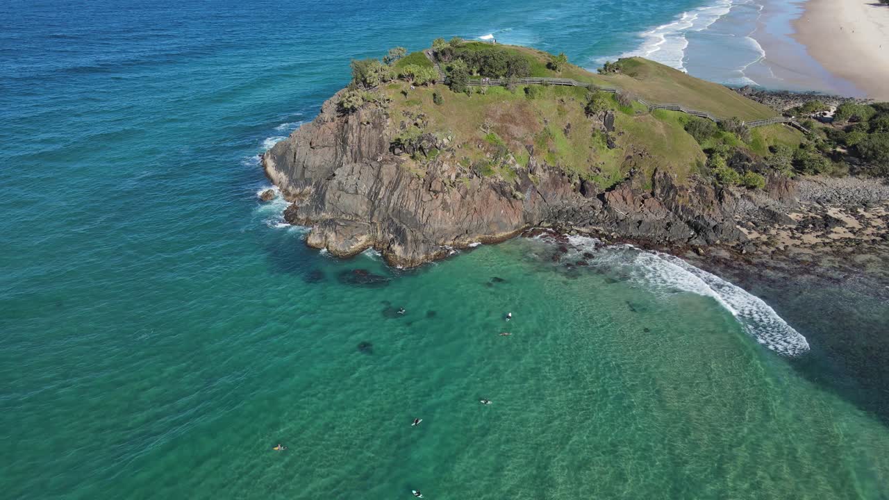 뉴 사우스 웨일즈, 호주 노리스 곶의 바위 절벽에서 부서지는 파도