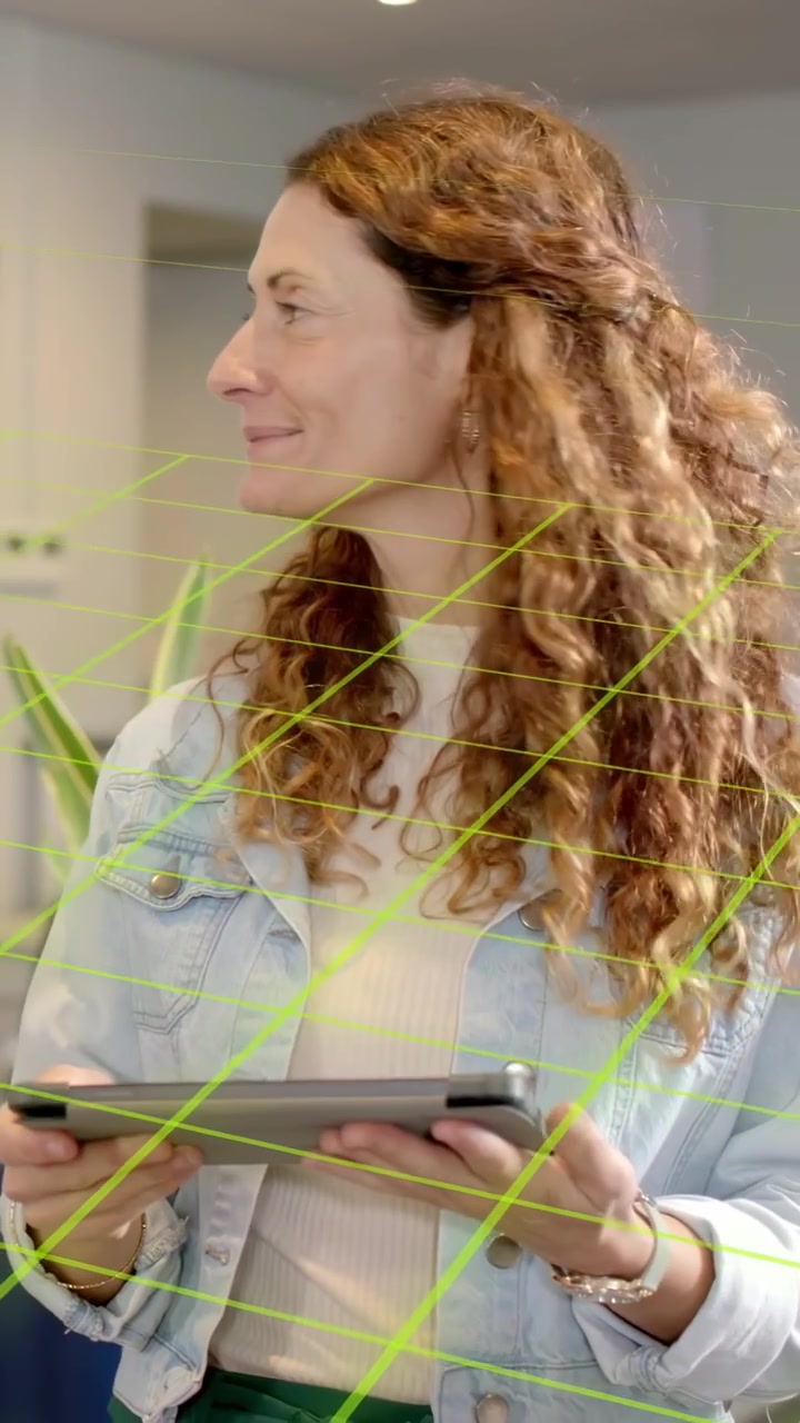 Video verticale: Donna esperta di tecnologia che appare su una griglia AR, spostando lo sguardo su un tablet, leggendo dati e rispondendo.