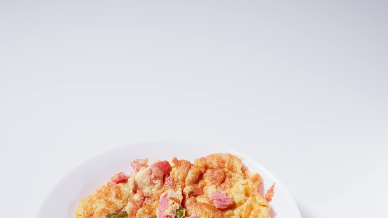 신선한 돼지고기를 발효시킨 돼지고기 오믈렛