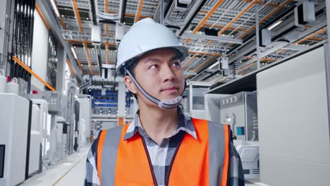 ingeniero en una instalación industrial moderna