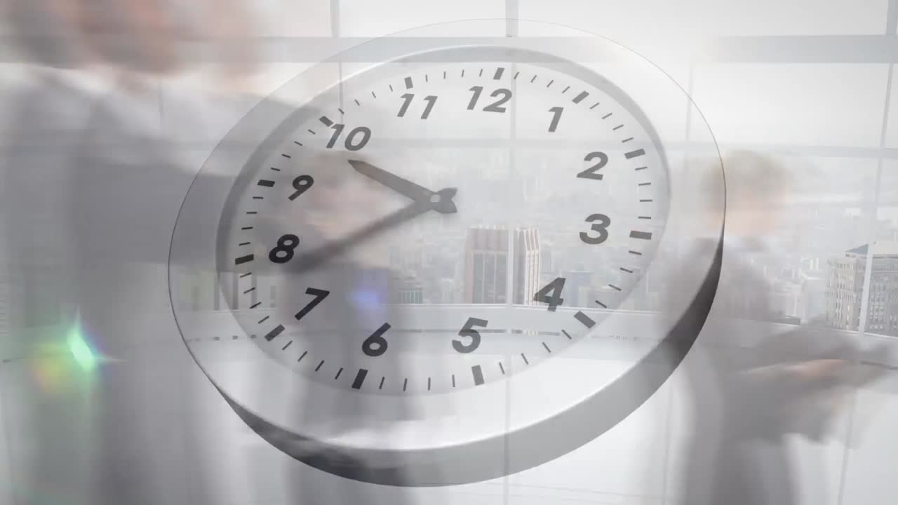animación del reloj de tic-tac contra el lapso de tiempo de los empresarios que caminan en la oficina