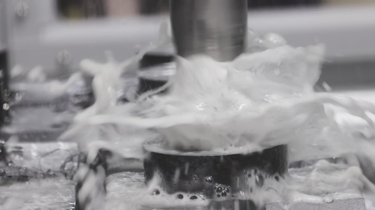 금속 가공 cnc 밀링 기계. 금속 절단 현대 가공 기술.