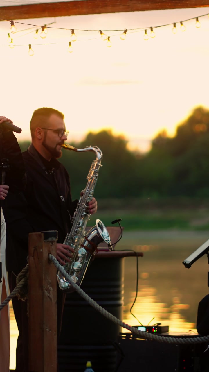 Sassofonista e cantante si esibiscono con musica dal vivo al tramonto