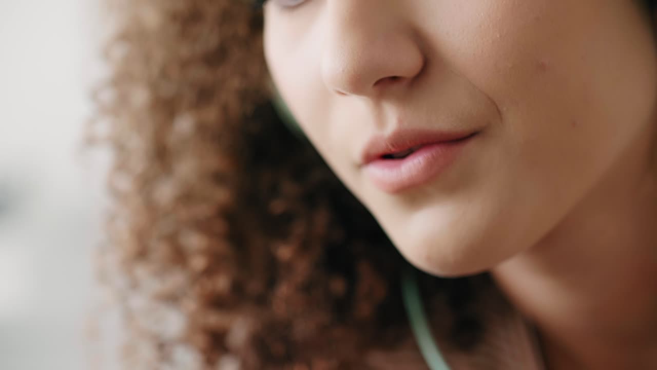 primer plano de una mujer joven escuchando música y cantando