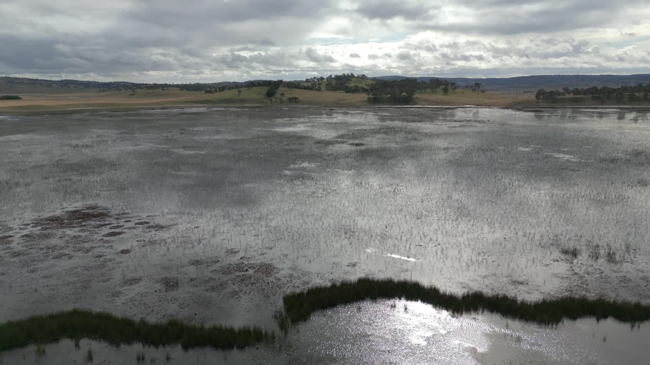 아름다운 자연 언덕 풍경을 배경으로 일몰 동안 습지의 공중 전망