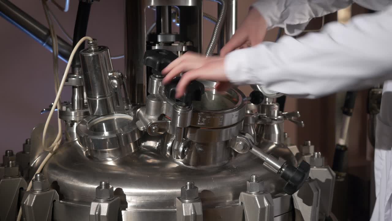 técnico de laboratorio que trabaja con reactores industriales