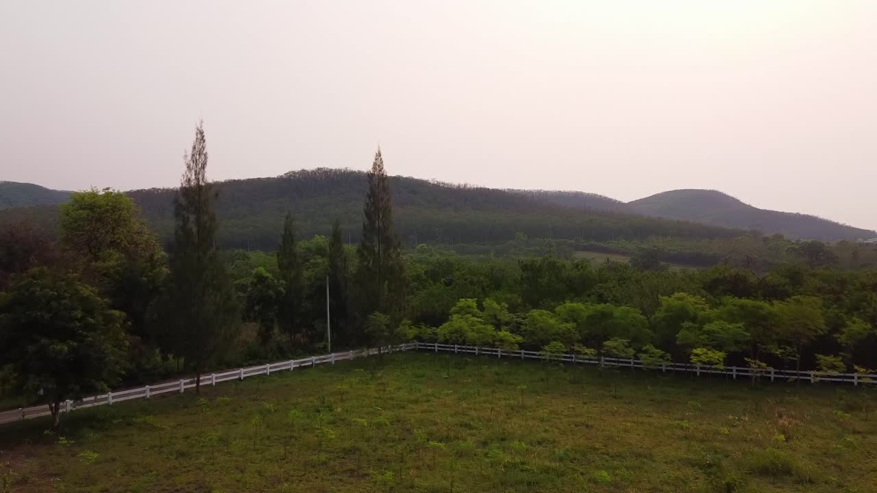 산 사이 울타리 농장 토지