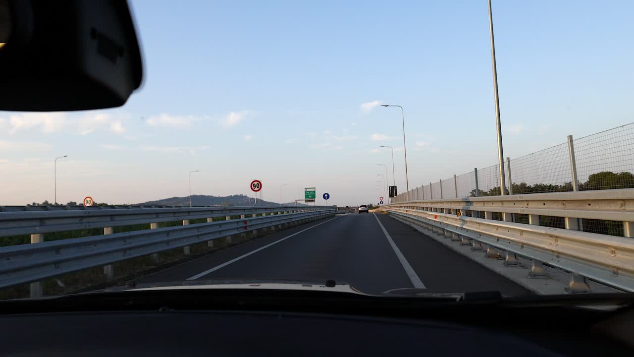 교통 표지판 을 가진 고속도로 를 항해 하는 자동차