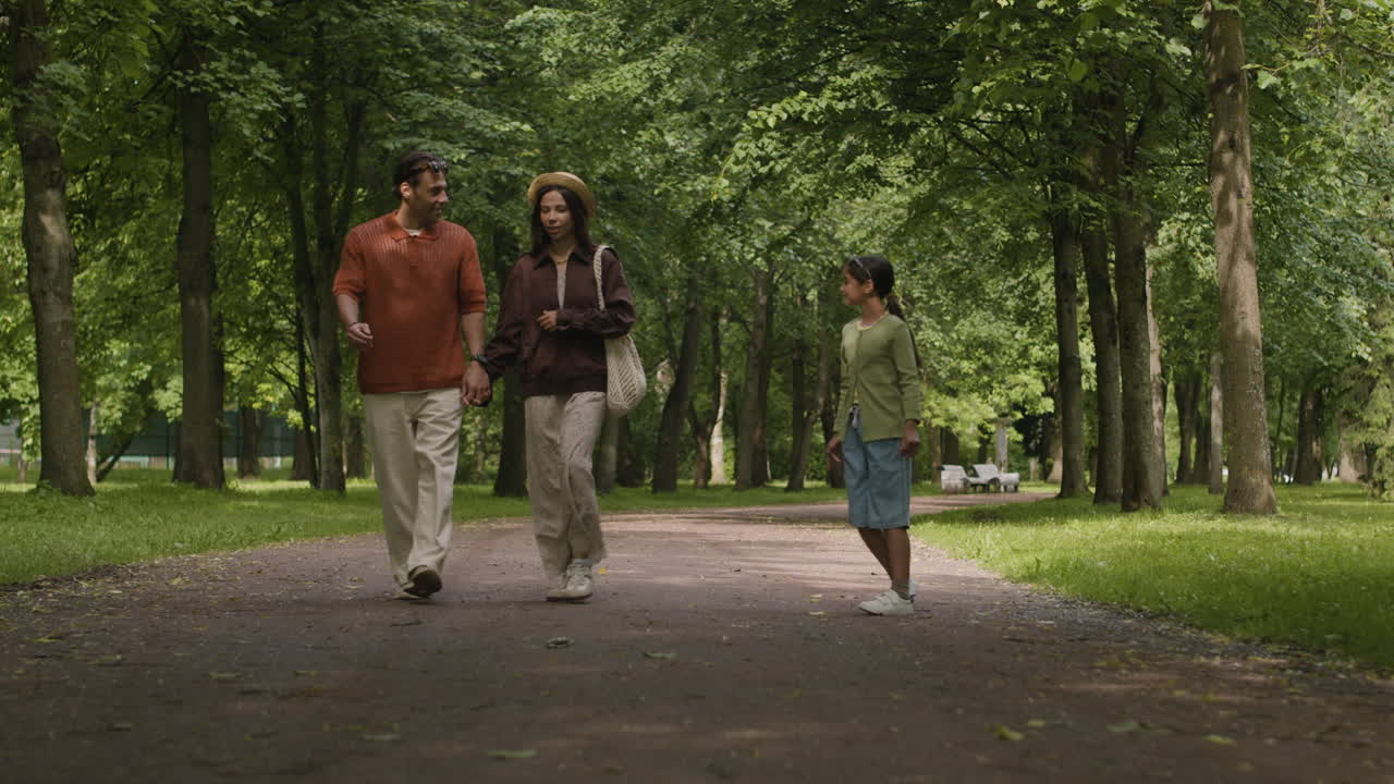 공원 에서 산책 하는 가족