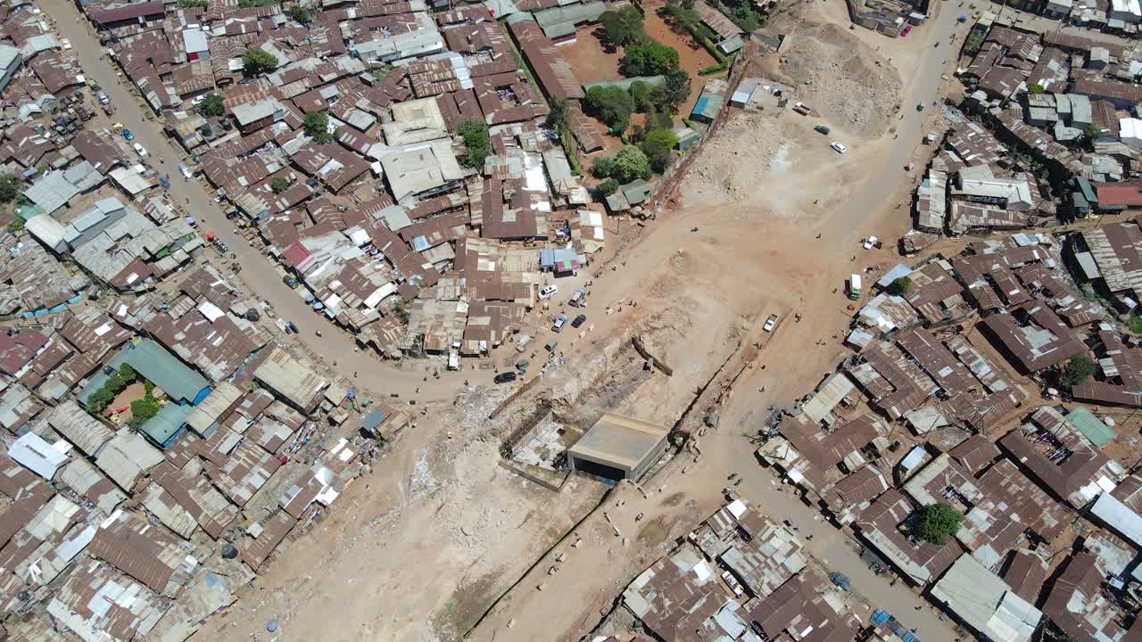 vista de drones: construcción de carreteras en los barrios marginales de kibera, kenia, gente caminando por las malas carreteras de kibera